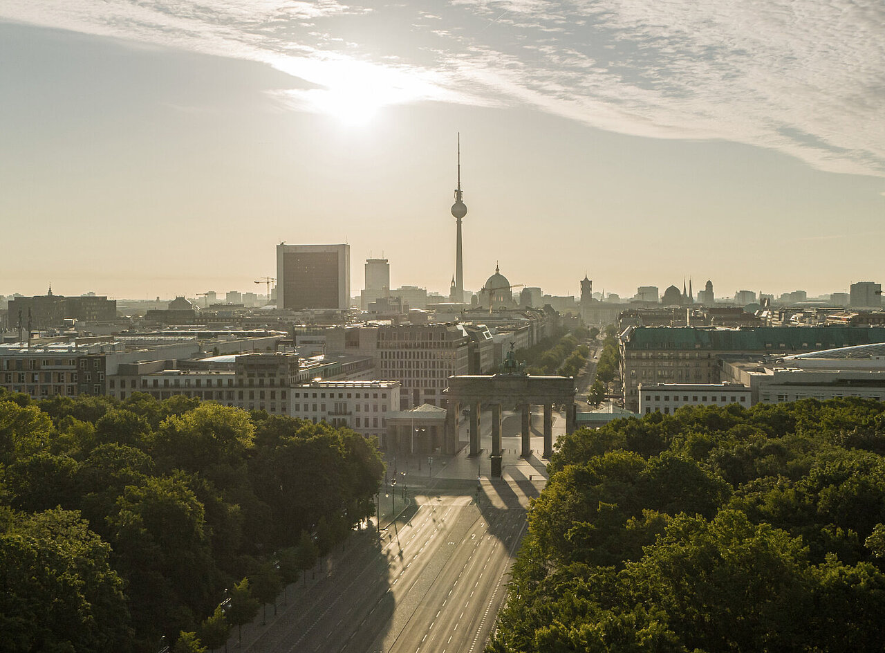 DSR_Asset_Standorte Luftaufnahme von Berlin mit dem Brandenburger Tor und dem Fernsehturm in der Nachmittagssonne