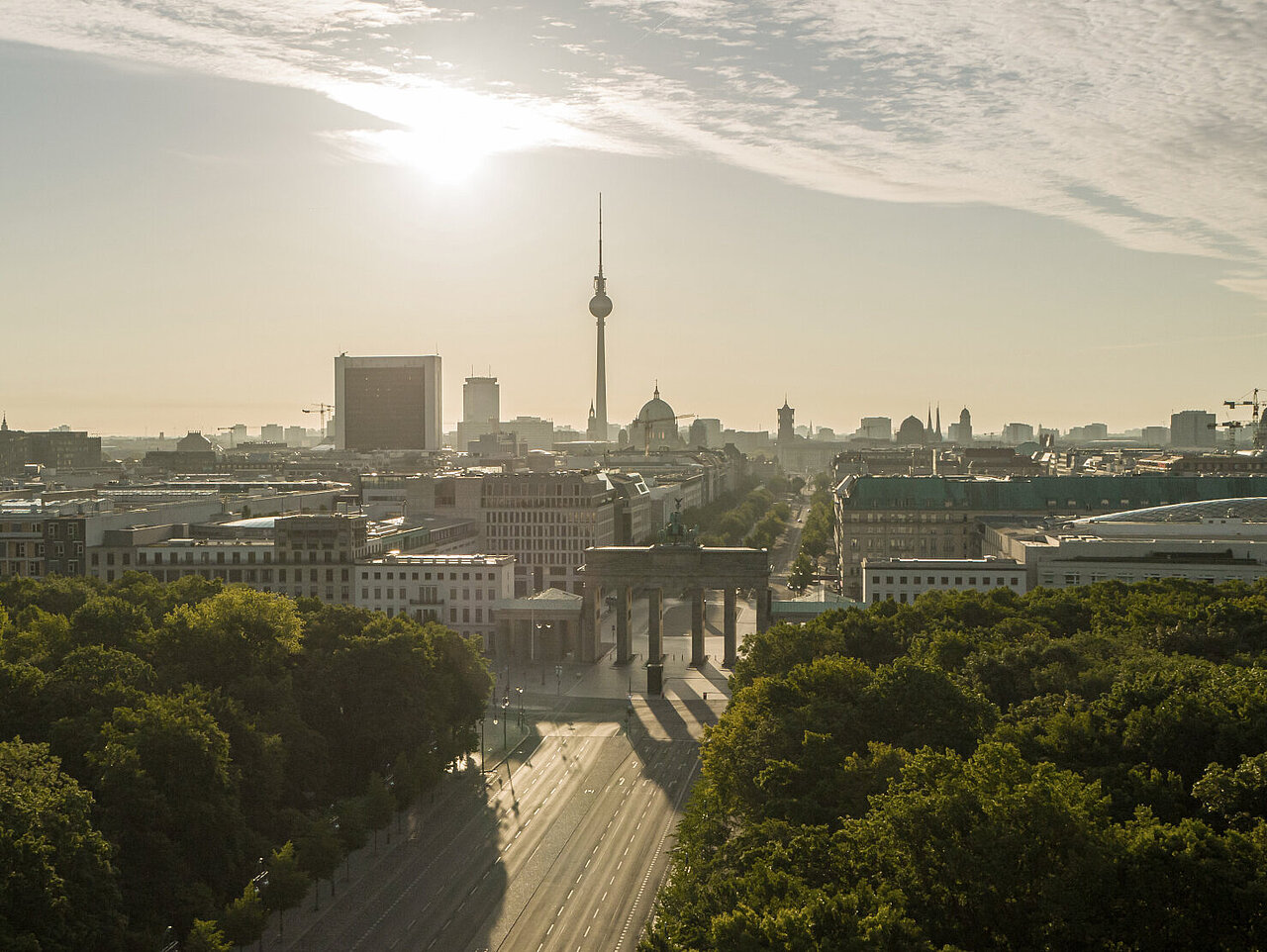 DSR_Asset_Standorte Luftaufnahme von Berlin mit dem Brandenburger Tor und dem Fernsehturm in der Nachmittagssonne