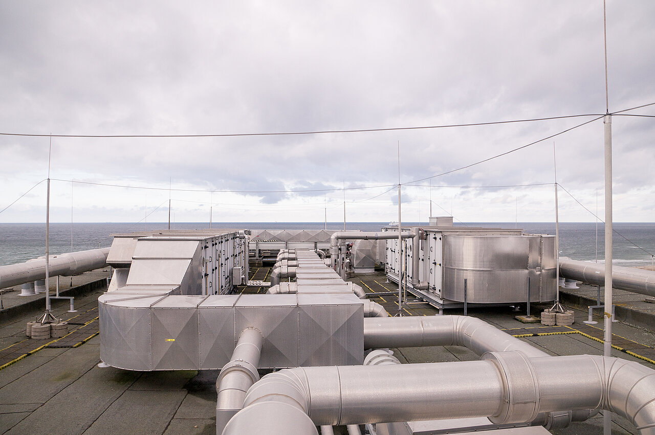 Technischer Service von DSR Asset Management Kälte-, und Klimatechnik auf einem Hoteldach, Blick zum Meer