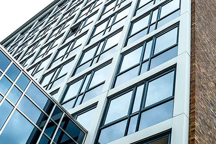 Fassade eines modernen Bürogebäudes mit Glasfront, Blick von unten