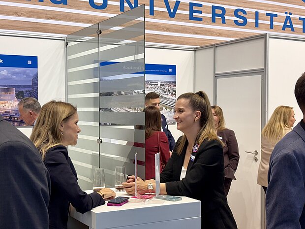 Kundengespräche am Stand einer Messe