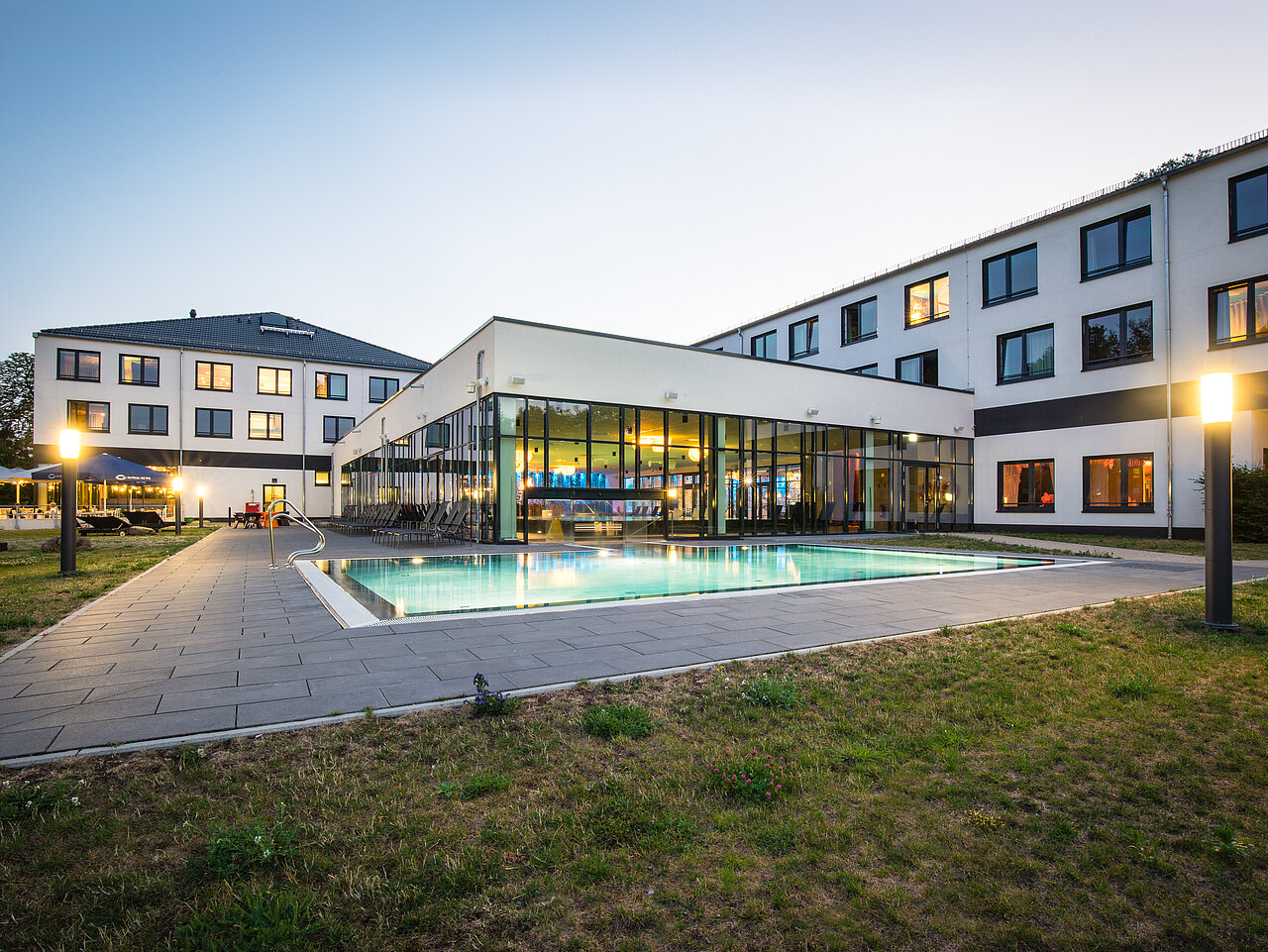 DSR_Asset_Referenzen Frontalaufnahme eines Hotelkomplexes, im Vordergrund ein Schwimmbad mit Außenpool