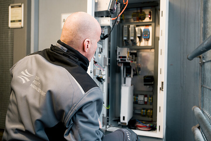 Technische Facility Services von DSR Asset Management Hoteltechniker kontrolliert technische Anlage